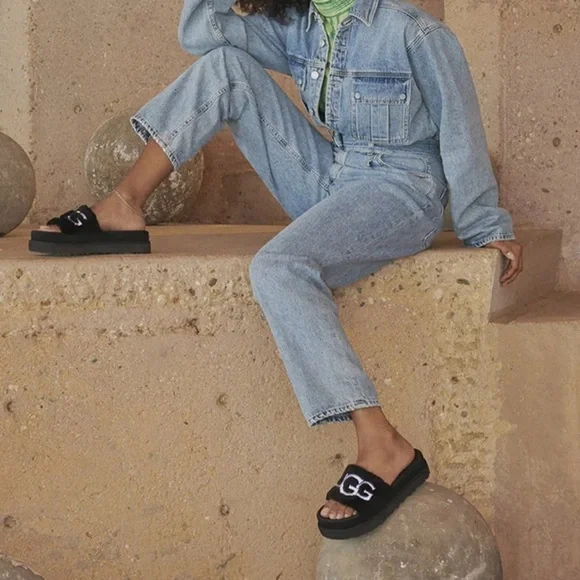 UGG Logo Black Laton Fur Slide - Picture 2 of 12